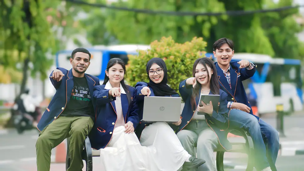 Mahasiswa dan Mahasiswi ULBI Internasional Bandung